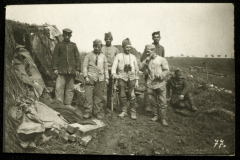 Soldaten der Heer in historischer Uniform stehen zusammen an einem Stützpunkt während eines militärischen Einsatzes im Freien