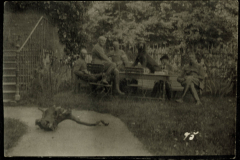 Soldaten der Heer entspannen in der Natur bei einem Treffen auf einer Wiese