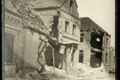 Zerstörte Gebäude in einem stark beschädigten Stadtteil nach militärischen Auseinandersetzungen