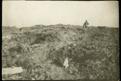 Soldat erkundet das verwüstete Gelände nach einem Gefecht im Ersten Weltkrieg