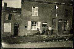 Soldaten posieren vor einem historischen Haus in einem ländlichen Gebiet während des Ersten Weltkriegs