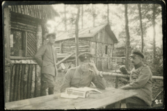 Soldaten der Heer entspannen sich in einer Waldhütte während des Ersten Weltkriegs
