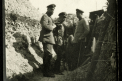 Offiziere der Heer diskutieren im Schützengraben während des Ersten Weltkriegs unter erschwerten Bedingungen