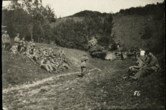 Soldaten der Heer beim Ausruhen in der Natur während des Ersten Weltkriegs in einer Waldlandschaft