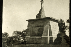 Hermann der Cherusker steht auf einem Denkmal in einem parkähnlichen Bereich