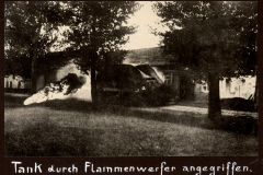 Tank durch Flammenwerfer angegriffen.