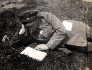 Unteroffizier Ernst Stilp liest ein Buch während des Ersten Weltkriegs