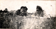 Zwei Soldaten im Ersten Weltkrieg ruhen in der Feldzäune