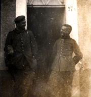 Zwei Soldaten vor einem Tür