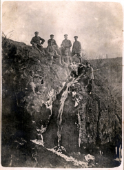Soldaten am Wasserfall