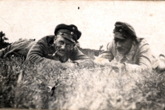 Zwei Soldaten im Ersten Weltkrieg ruhen in der Feldzäune