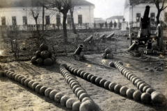 Historische Kanonenkugeln und Artillerie in einem Militärlager