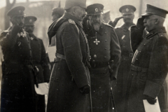 Militärische Versammlung von Offizieren der Heerführung in historischer Kulisse, um 1910