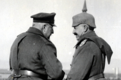 Treffen zwischen Militärführern während des Zweiten Weltkriegs in einer historischen Kulisse