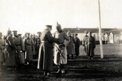 Berühmte Zeremonie im Heer mit Offizieren und Soldaten in historischen Uniformen