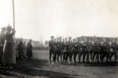 Truppenaufstellung mit Soldaten und Offizieren während einer militärischen Zeremonie in einem Hauptlager