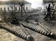 Historische Kanonenkugeln und Artillerie in einem Militärlager