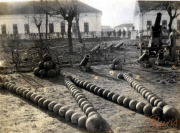 Historische Kanonenkugeln und Artillerie in einem Militärlager