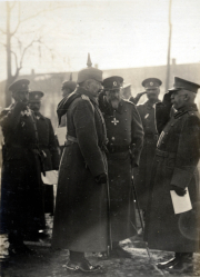 Militärische Versammlung von Offizieren der Heerführung in historischer Kulisse, um 1910