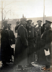 Militärische Versammlung von Offizieren der Heerführung in historischer Kulisse, um 1910