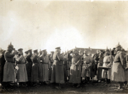 Treffen deutscher Offiziere während des Ersten Weltkriegs in einem militärischen Lager