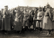 Militärparade mit Heerführung in historischer Uniform während des Ersten Weltkriegs