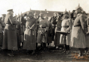 Militärparade mit Heerführung in historischer Uniform während des Ersten Weltkriegs