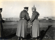Militärische Besprechung zwischen Offizieren auf einem Paradeplatz in der frühen Morgenstunden