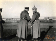 Militärische Besprechung zwischen Offizieren auf einem Paradeplatz in der frühen Morgenstunden