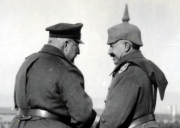 Treffen zwischen Militärführern während des Zweiten Weltkriegs in einer historischen Kulisse