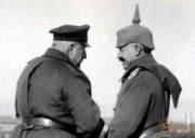 Treffen zwischen Militärführern während des Zweiten Weltkriegs in einer historischen Kulisse