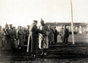 Berühmte Zeremonie im Heer mit Offizieren und Soldaten in historischen Uniformen