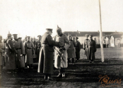 Berühmte Zeremonie im Heer mit Offizieren und Soldaten in historischen Uniformen