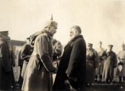 Treffen zwischen Militärführern und Zivilisten während eines historischen Ereignisses