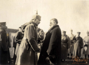 Treffen zwischen Militärführern und Zivilisten während eines historischen Ereignisses