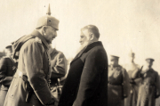 Begegnung zwischen Militärführern auf dem Schlachtfeld während des Ersten Weltkriegs in den 1910er Jahren