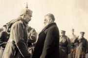 Begegnung zwischen Militärführern auf dem Schlachtfeld während des Ersten Weltkriegs in den 1910er Jahren