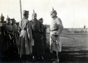 Militärische Besprechung zwischen Offizieren auf einem Übungsgelände der Wehrmacht im frühen 20. Jahrhundert