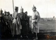 Militärische Besprechung zwischen Offizieren auf einem Übungsgelände der Wehrmacht im frühen 20. Jahrhundert