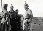 Gespräch zwischen Offizieren der Heer während einer militärischen Übung im frühen 20. Jahrhundert