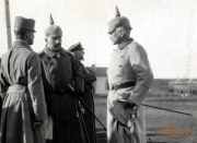 Gespräch zwischen Offizieren der Heer während einer militärischen Übung im frühen 20. Jahrhundert