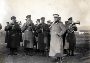Musikanten der Heerensektion in historischen Uniformen beim Marschieren auf einem militärischen Gelände