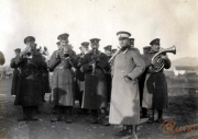 Musikanten der Heerensektion in historischen Uniformen beim Marschieren auf einem militärischen Gelände