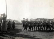 Truppenaufstellung mit Soldaten und Offizieren während einer militärischen Zeremonie in einem Hauptlager
