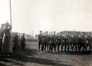 Truppenaufstellung mit Soldaten und Offizieren während einer militärischen Zeremonie in einem Hauptlager