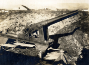 Geschichtsträchtige Küstenbatterie während eines militärischen Konflikts im Heer