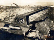 Geschichtsträchtige Küstenbatterie während eines militärischen Konflikts im Heer