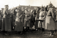 Militärparade mit Heerführung in historischer Uniform während des Ersten Weltkriegs
