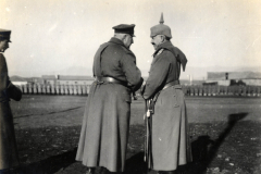 Militärische Besprechung zwischen Offizieren auf einem Paradeplatz in der frühen Morgenstunden