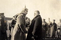 Treffen zwischen Militärführern und Zivilisten während eines historischen Ereignisses